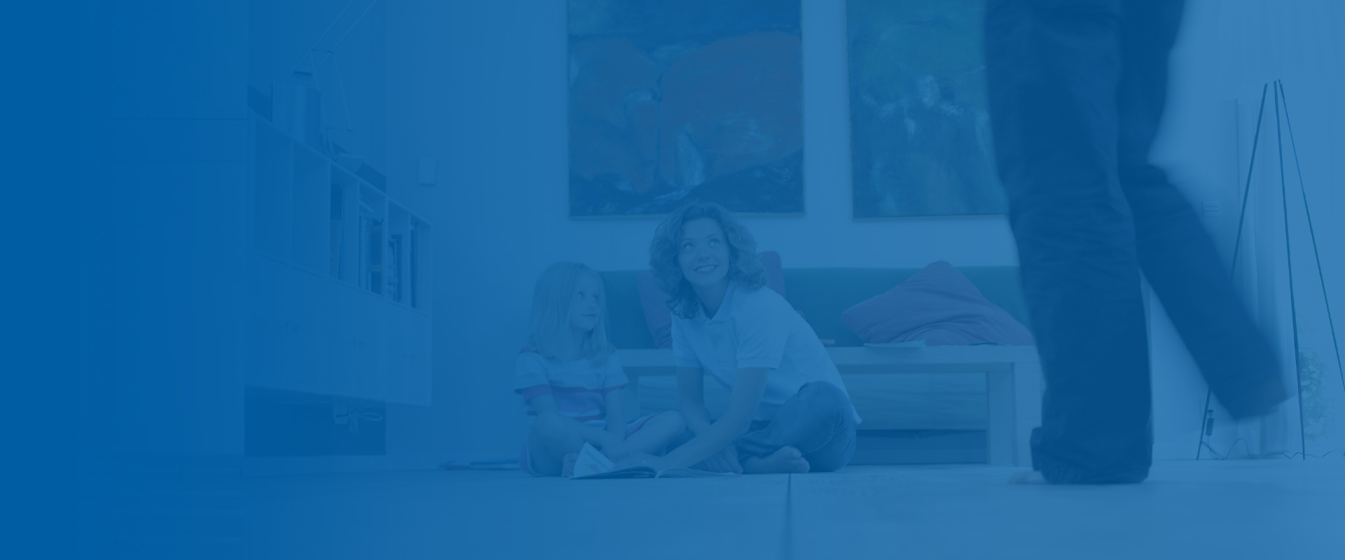 Rodzina siedząca na podłodze ogrzewanej elektrycznie